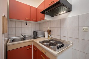 Fridge, stovetop, coffee/tea maker