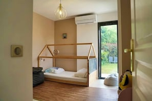 2 bedrooms, desk, iron/ironing board, free WiFi
