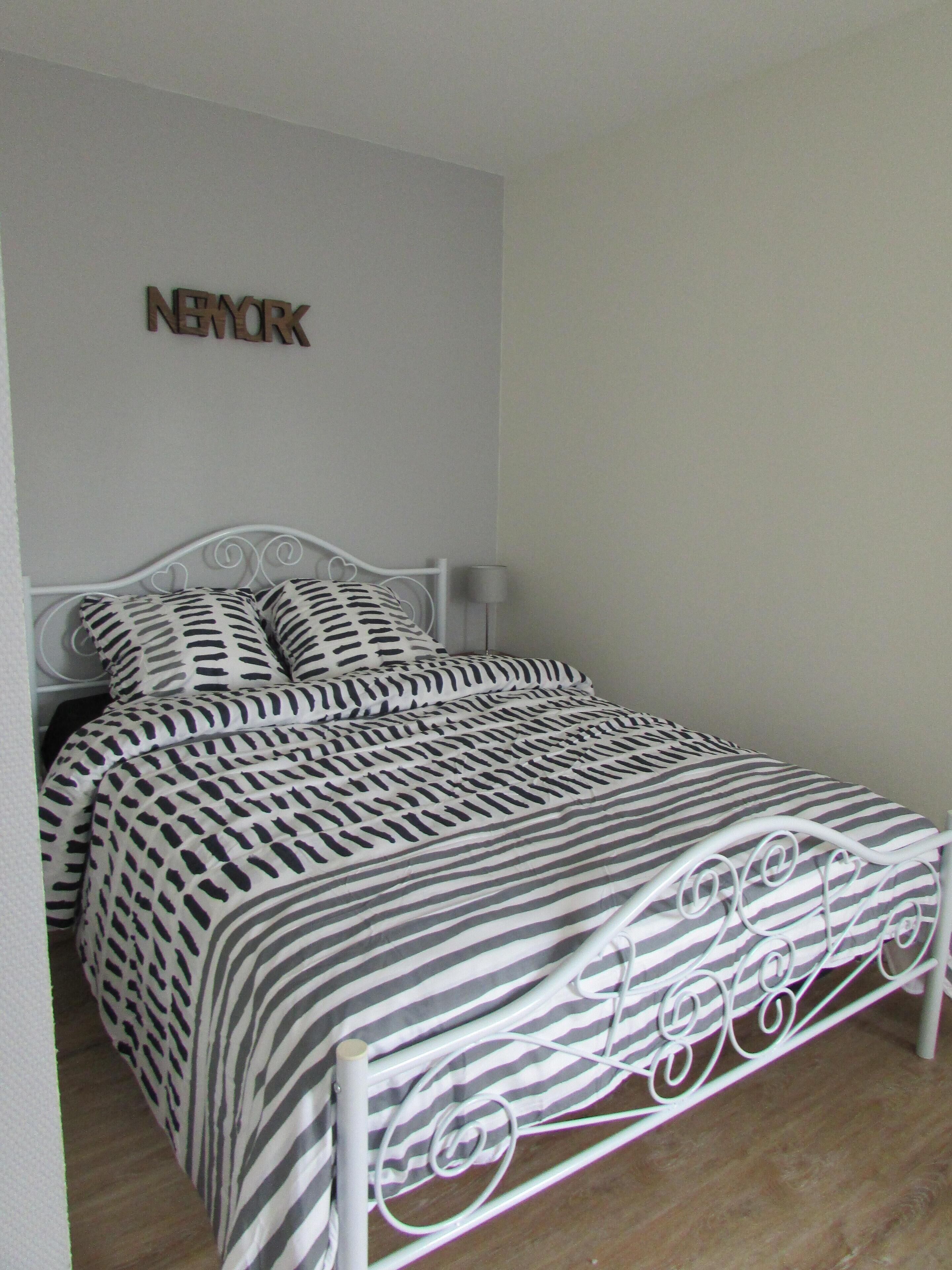 4 bedrooms, bed sheets