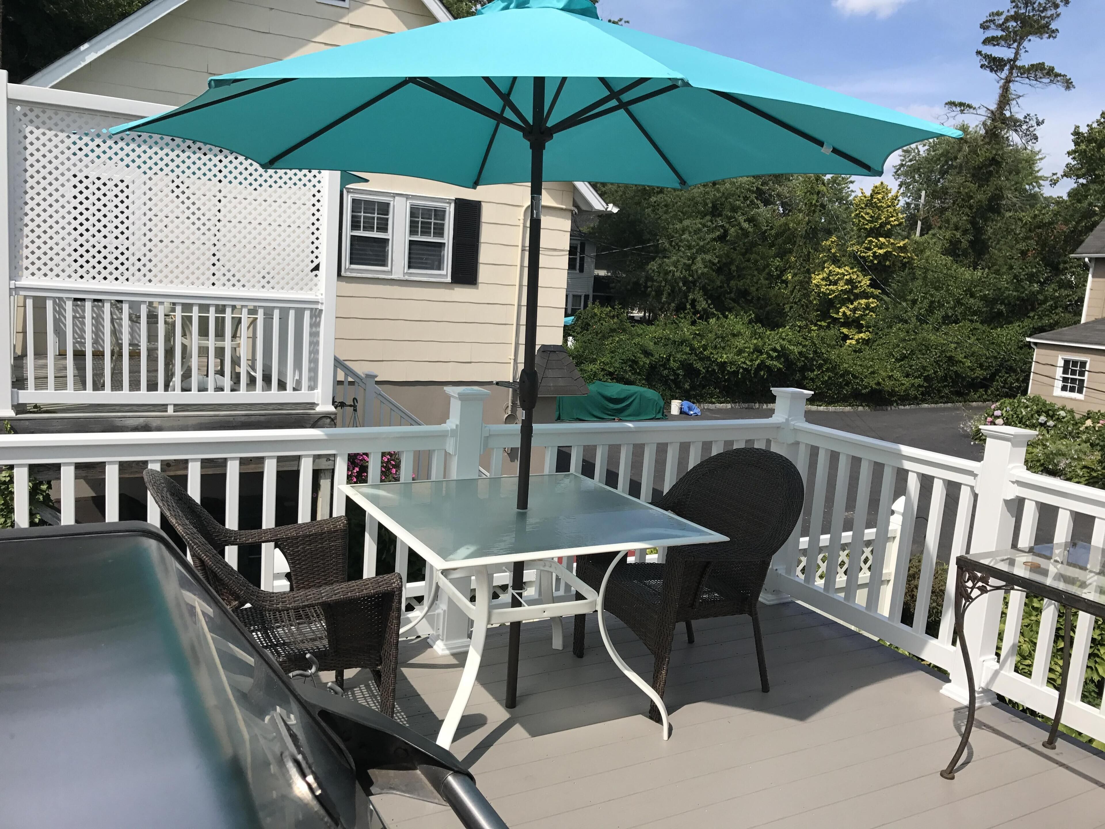 Only Minutes from the Ocean- Modern & Clean. Enjoy Grilling on the Deck.