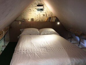 Iron/ironing board, bed sheets