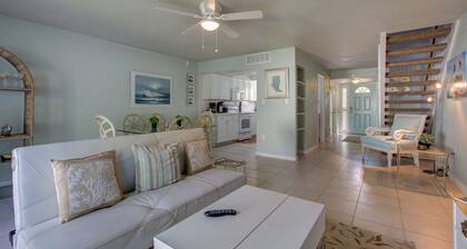 Sunshine House: Dog Friendly 2BR Close to Beach Shops Nature Park