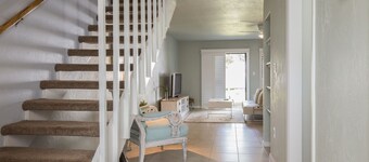 Sunshine House: Dog Friendly 2BR Close to Beach Shops Nature Park