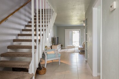 Sunshine House: Dog Friendly 2BR Close to Beach Shops Nature Park