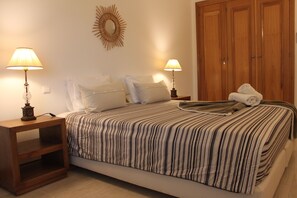 2 habitaciones, tabla de planchar con plancha y cuna de viaje 