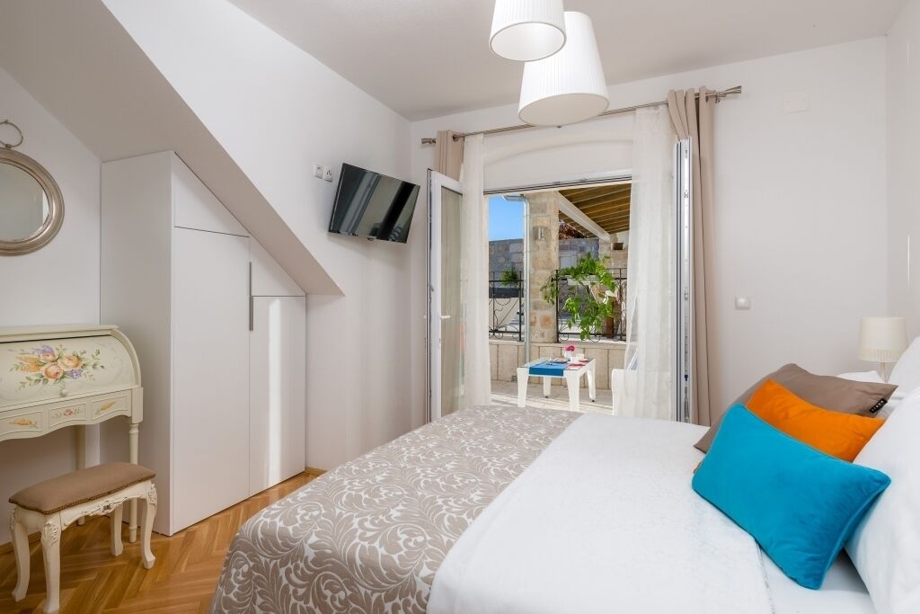 3 bedrooms, in-room safe, iron/ironing board, WiFi (free)