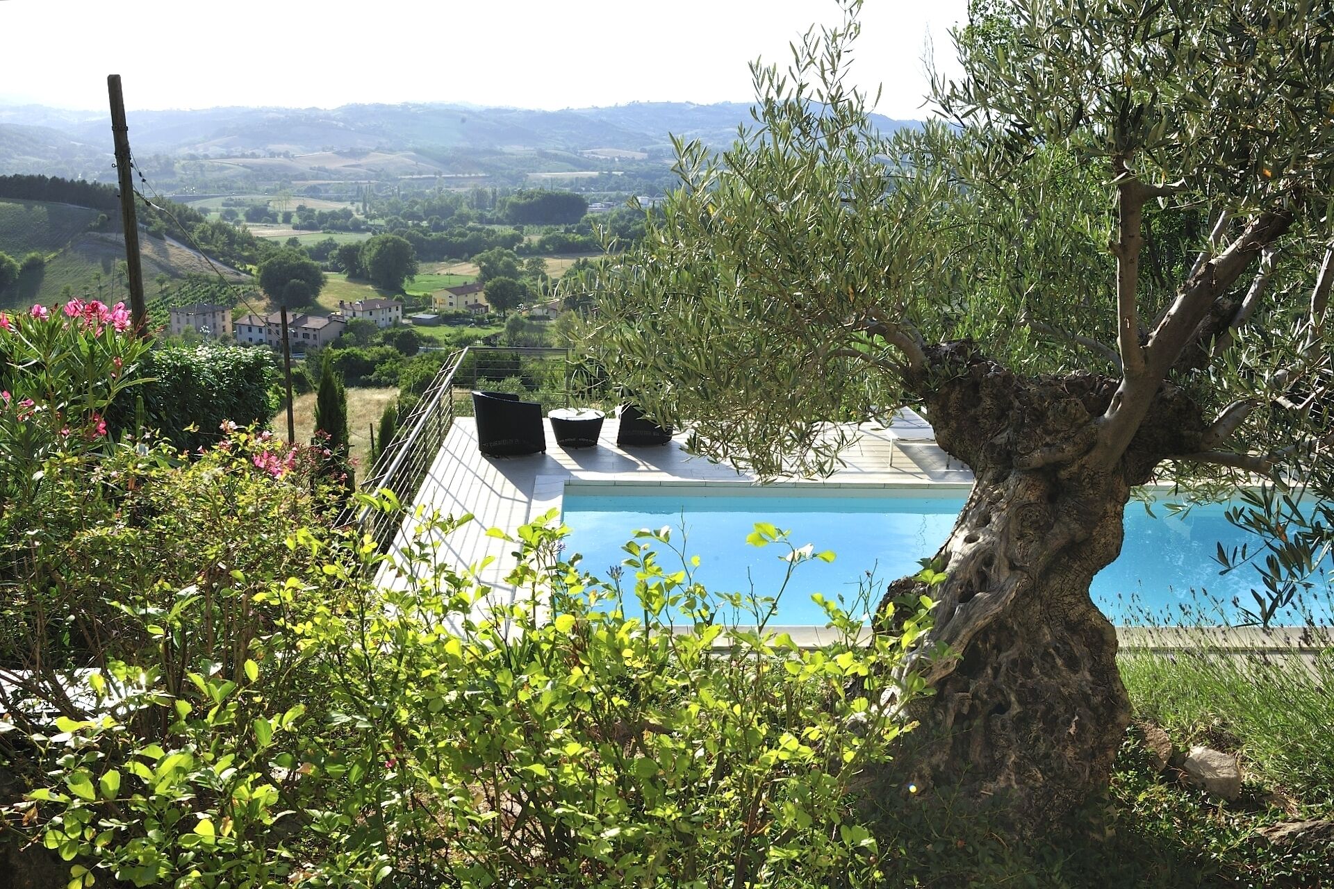 House hung on the hill, swimming pool in suspension!