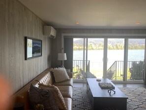 Living area - Lake Front high end Condo, Newly Updated Within Walking Distance Of Sandpoint (Sandpoint)