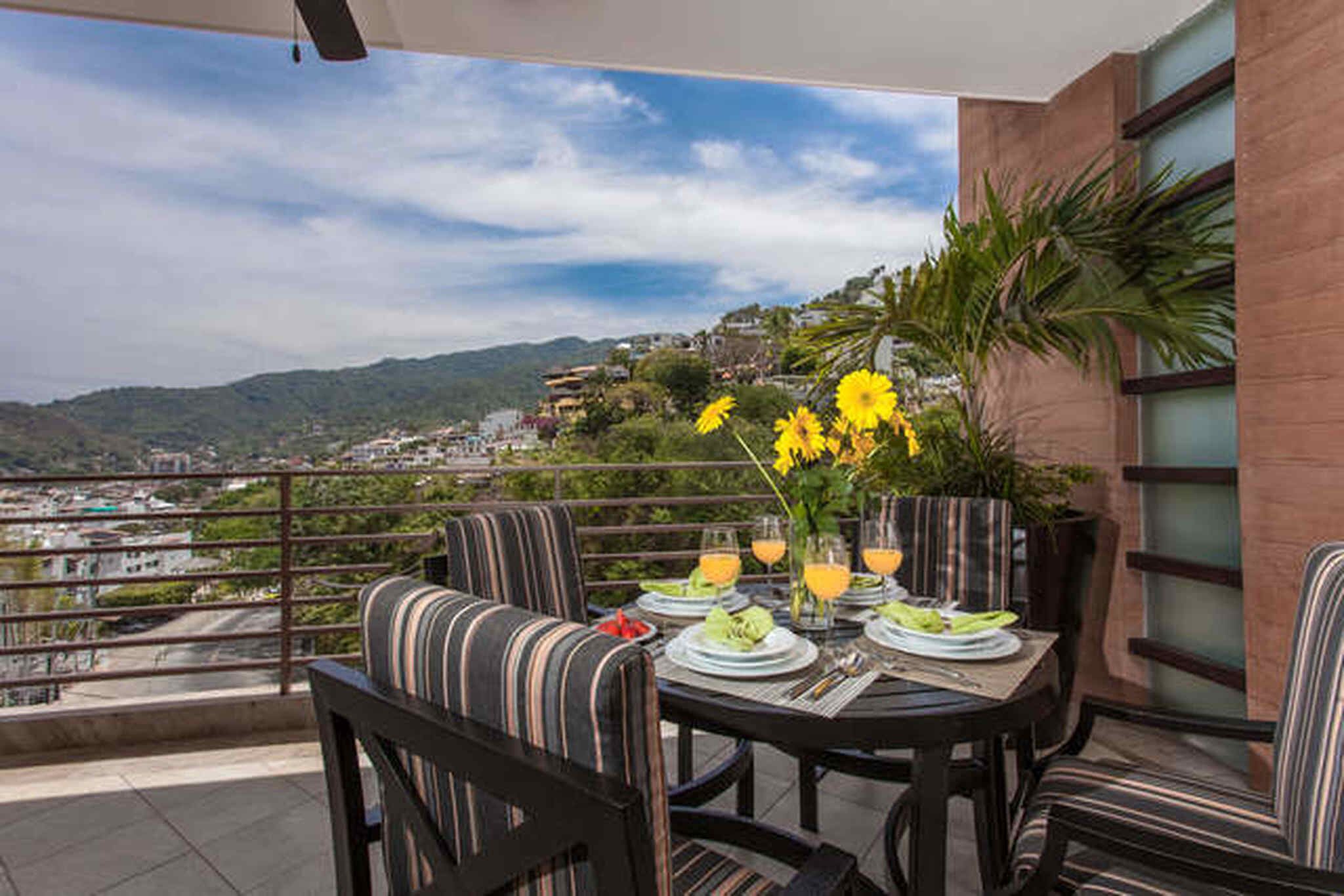 1 bed 1 bath Mountain View Suite · R306