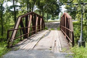 Property grounds - The Lake House/Cabin is a hidden gem (Sleeps 4) (Greensburg)