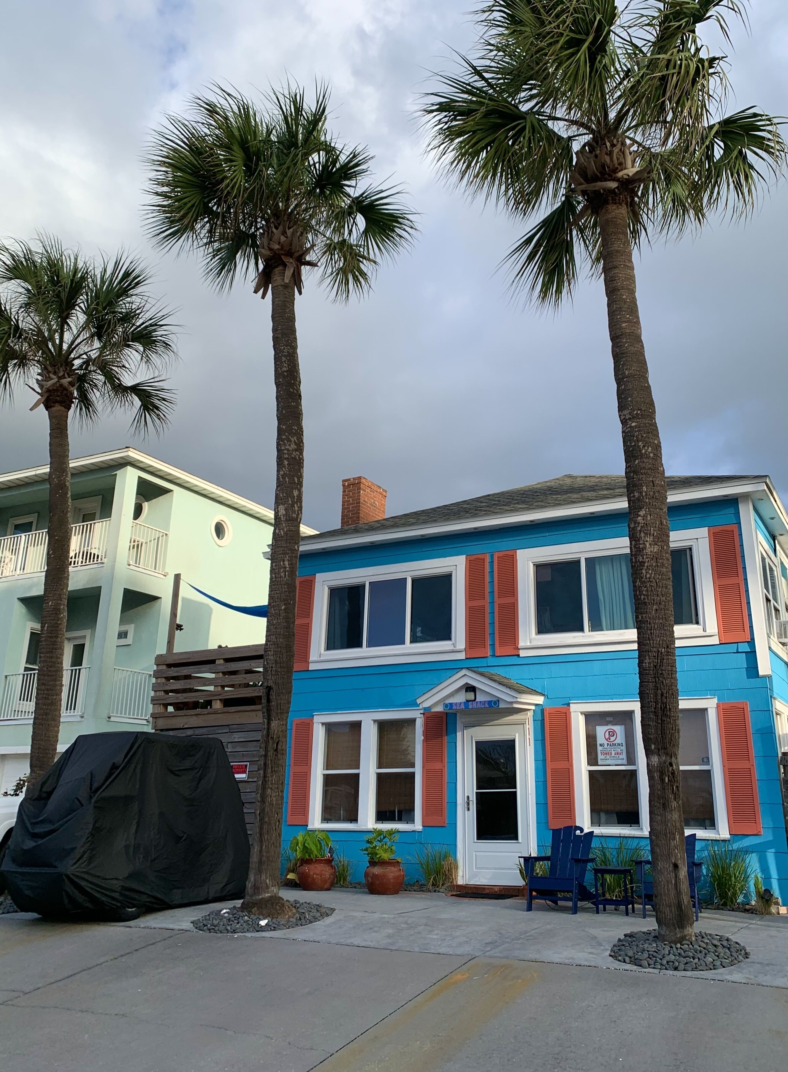 1/2 Block Walking distance to the Beach, Restaurants, Pier, and Bars!