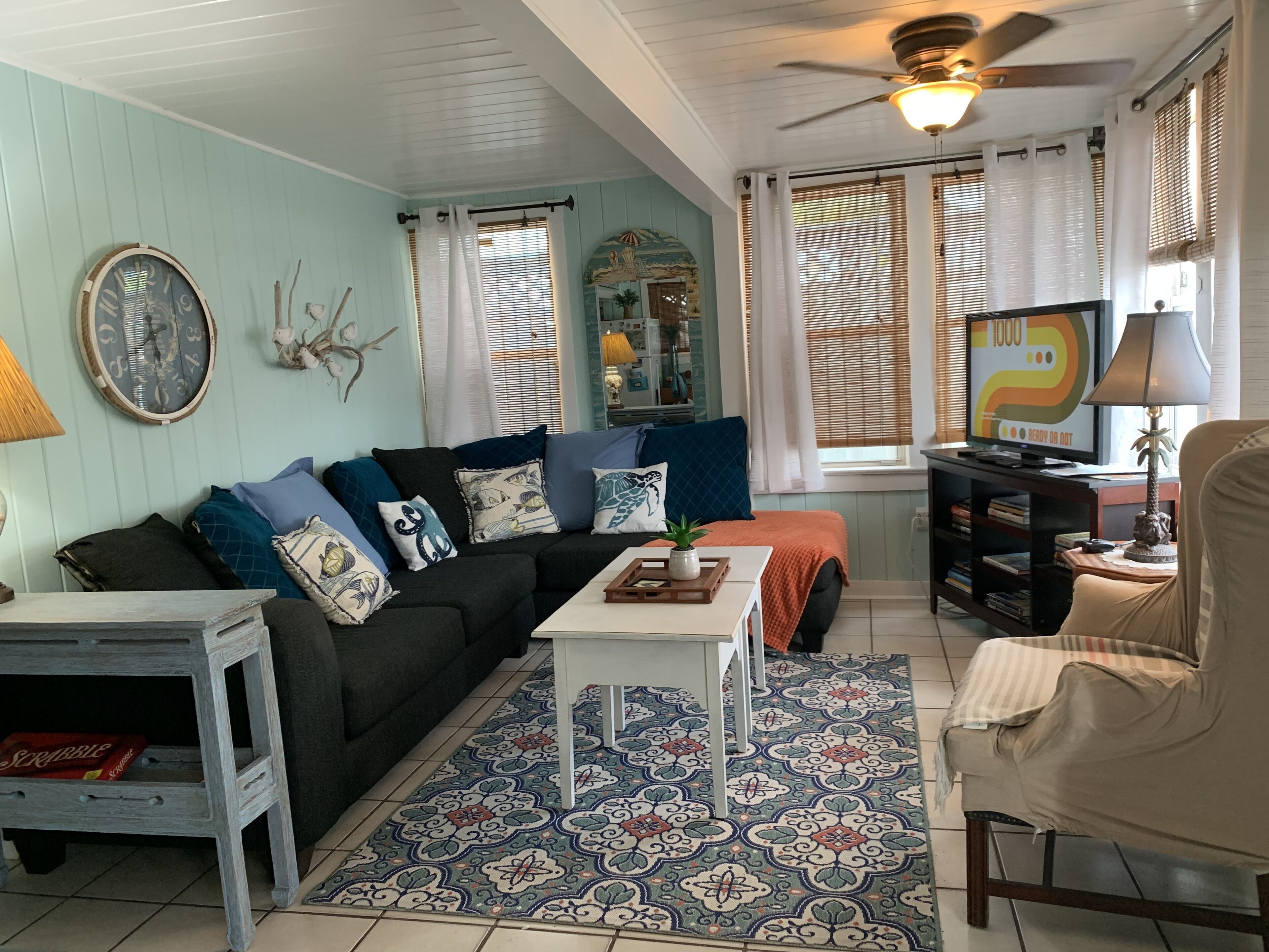 1/2 Block Walking distance to the Beach, Restaurants, Pier, and Bars!