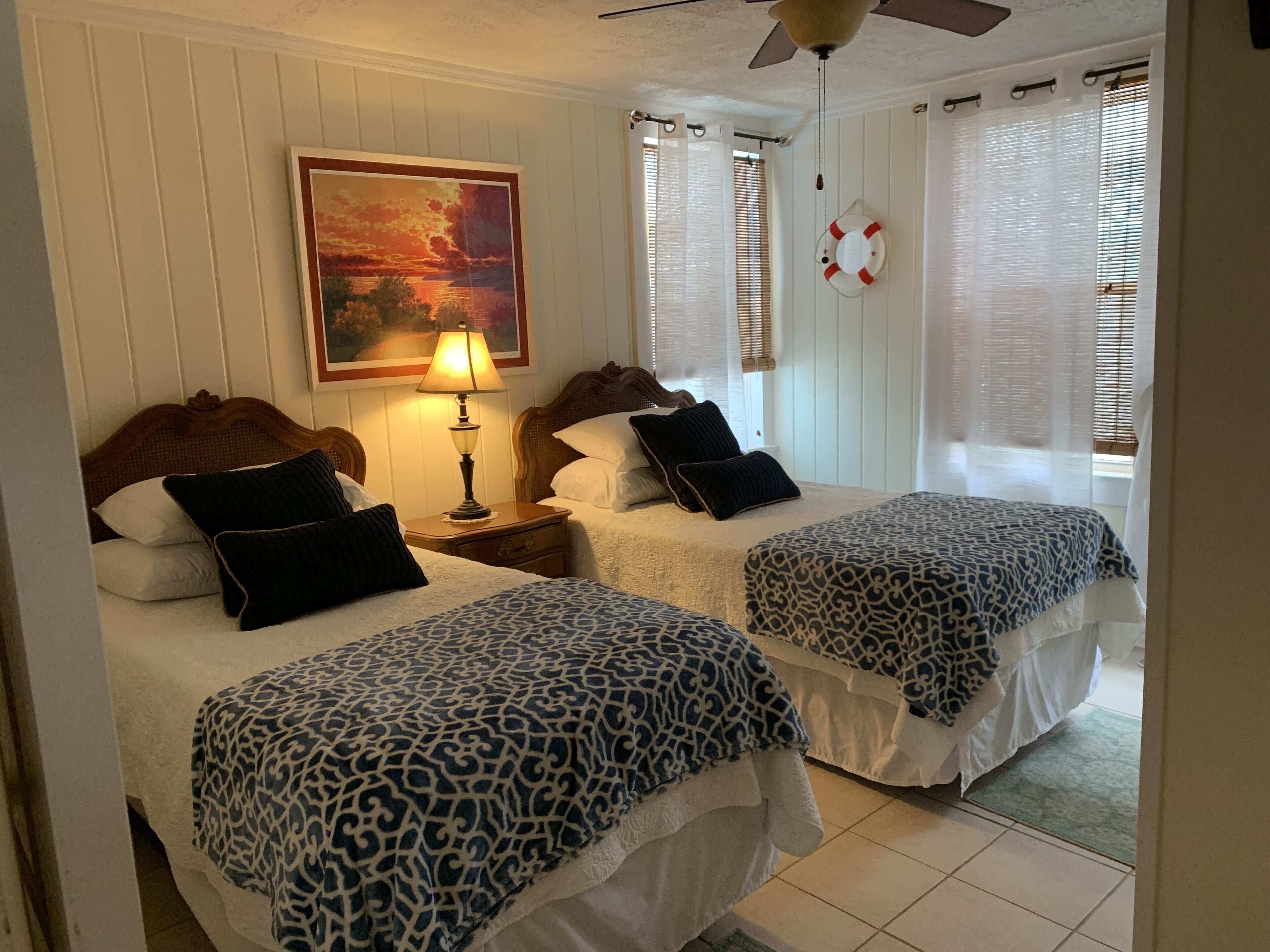 1/2 Block Walking distance to the Beach, Restaurants, Pier, and Bars!