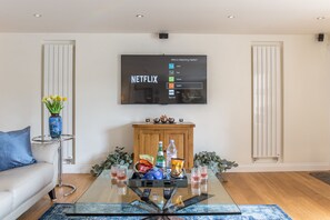 Een televisie en een stereo