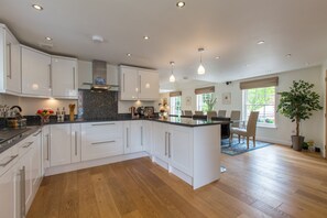 Een koelkast, een magnetron, een oven, een kookplaat