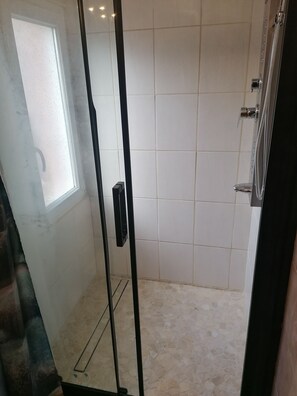 Bathtub, hair dryer - Total independent full foot studio in property with parking (Flayosc)