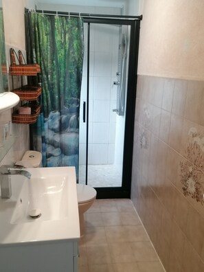 Bathtub, hair dryer - Total independent full foot studio in property with parking (Flayosc)