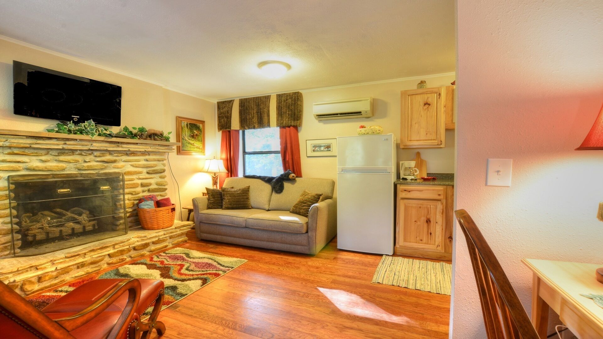 Pet Friendly! Rustic Ridge Retreat