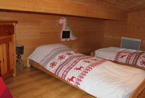 3 dormitorios, escritorio, tabla de planchar con plancha y ropa de cama