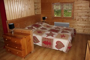 3 chambres, bureau, fer et planche à repasser, draps fournis