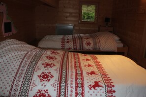 3 bedrooms, desk, iron/ironing board, bed sheets