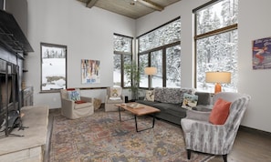 TV, fireplace, video games, stereo - Big Sky Vacation Rentals: Homestead 14 Claim Jumper (Big Sky)