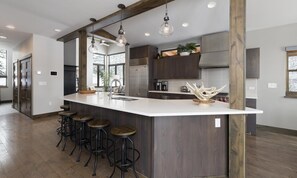 Fridge, microwave, oven, dishwasher - Big Sky Vacation Rentals: Homestead 14 Claim Jumper (Big Sky)