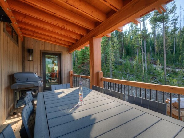 Outdoor dining - Big Sky Vacation Rentals: Homestead 14 Claim Jumper (Big Sky)