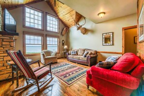 Televisie, een open haard, een dvd-speler en tafelvoetbal