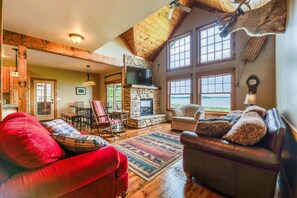 Téléviseur, foyer, lecteur de DVD, table de baby-foot