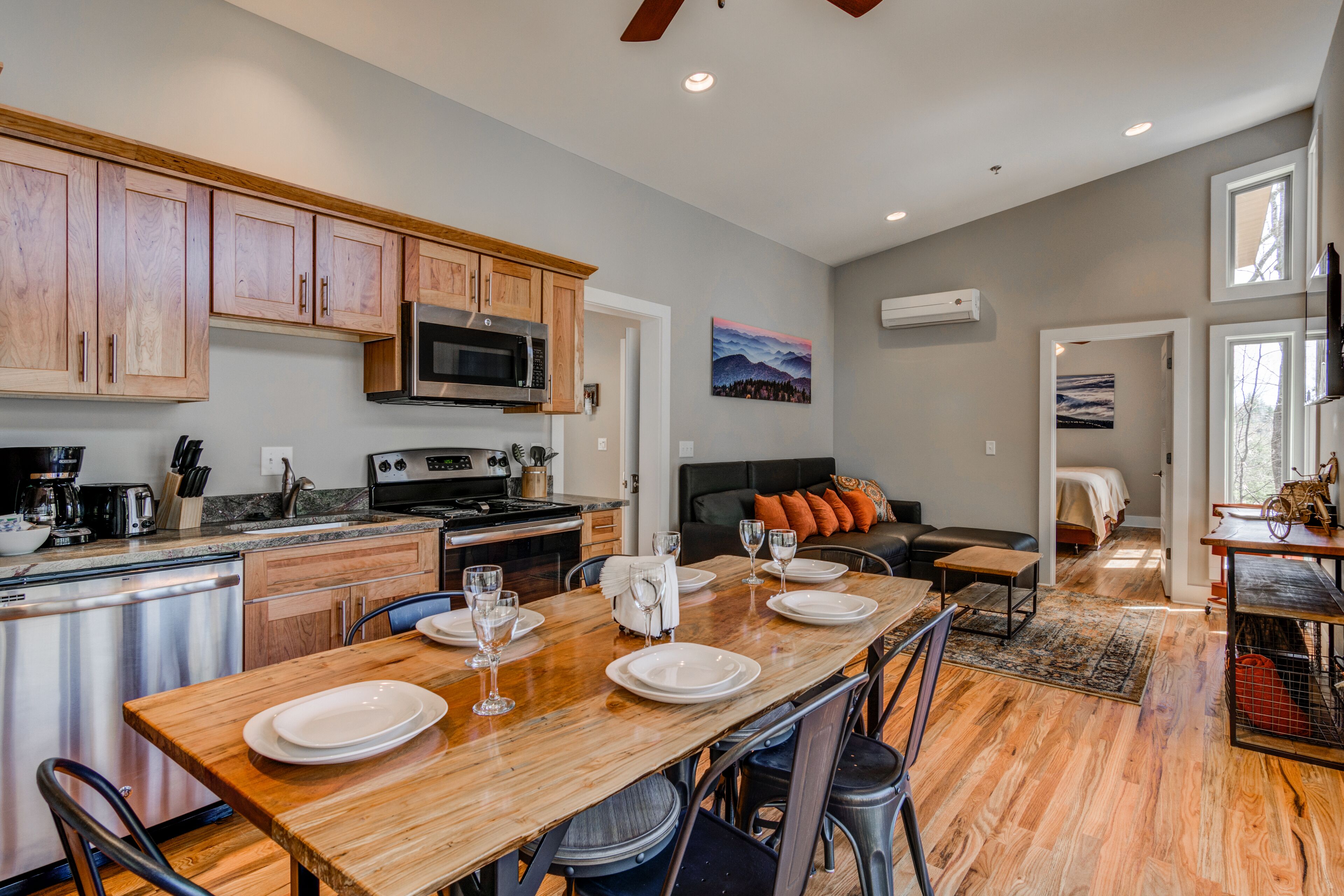 PILOT COVE 2 BR Cabin - Modern Luxury w/ Nature!