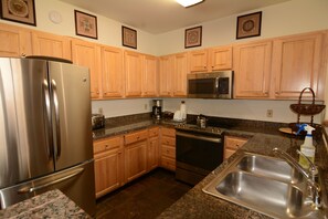 ثلاجة، ميكروويف، فرن، موقد طهي مسطح