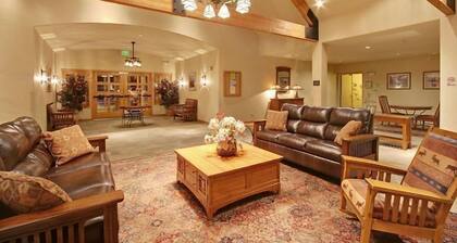 Spacious Unit + Loft, Central Location, Great for Large Families and Groups