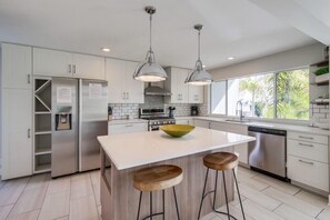 Geladeira, micro-ondas, fogão, cooktop