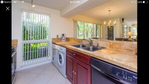 Kylskåp, mikrovågsugn, ugn och spishäll