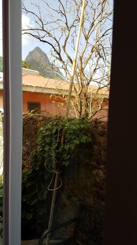 Privates, modernes Cottage für Selbstversorger mit 1 Schlafzimmer im Herzen von Soufrière 