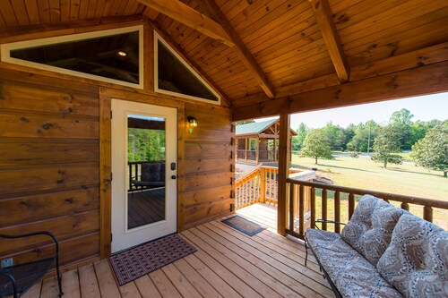 TINY CABIN IN TRYON NC - 3 MILES TO TIEC- PET FRIENDLY