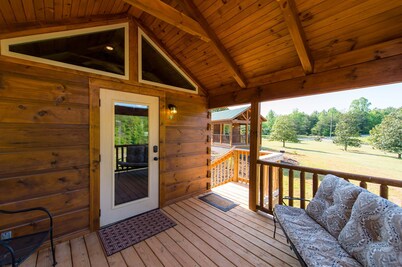 TINY CABIN IN TRYON NC - 3 MILES TO TIEC- PET FRIENDLY
