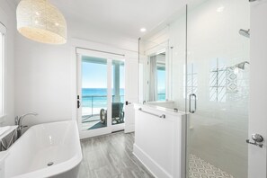 Badewanne, Haartrockner, Handtücher