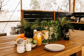 Stovetop, cookware/dishes/utensils, cleaning supplies, paper towels - Cosy Tents - Daylesford (Yandoit)