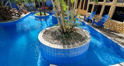 Eine rustikale spanische Villa im Adobe-Stil mit drei Schlafzimmern am Pool