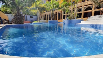 Una piscina cubierta, una piscina al aire libre