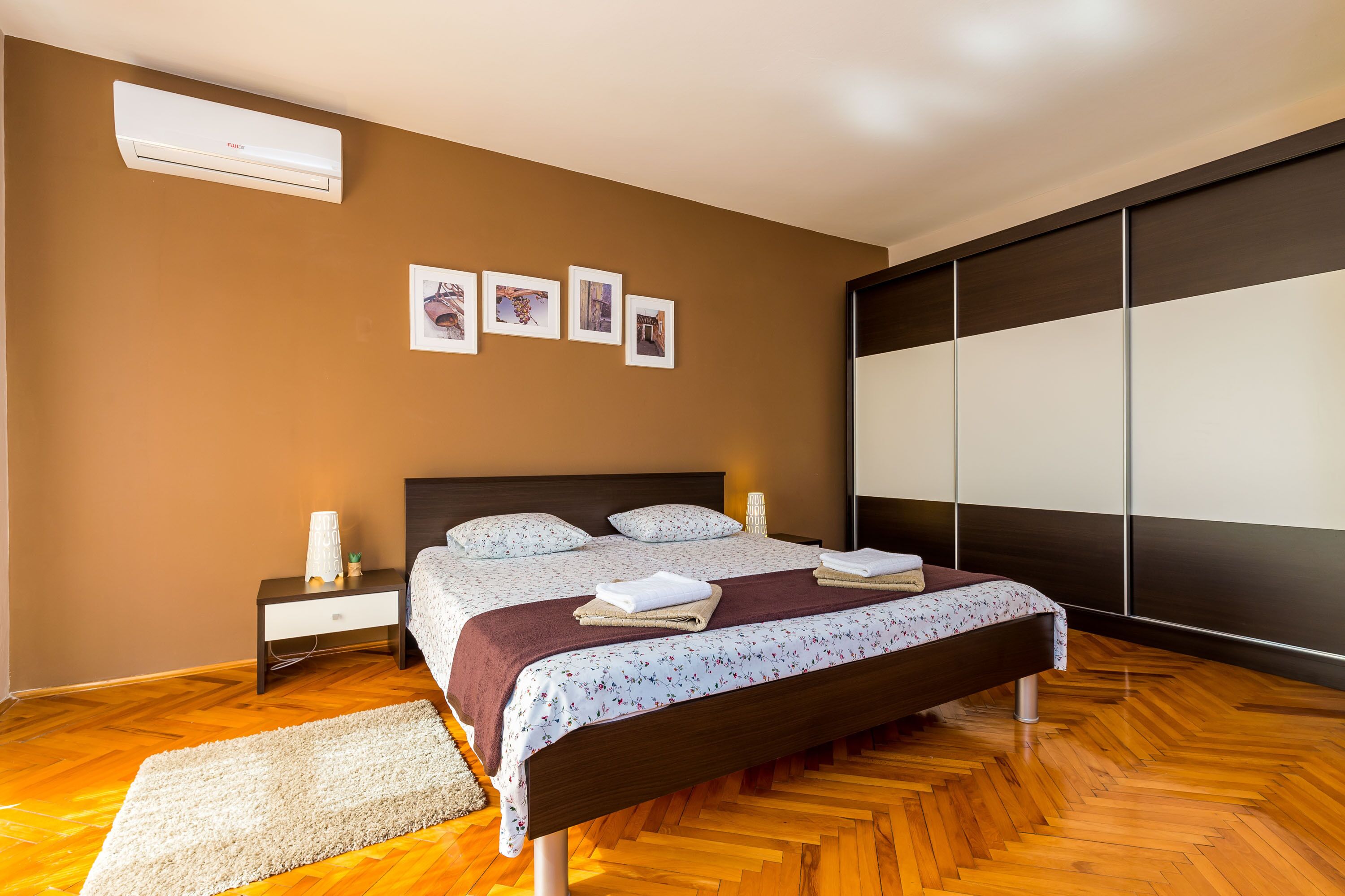 3 bedrooms, desk, iron/ironing board, WiFi