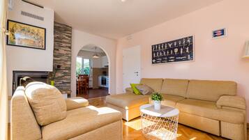 Televisie, een open haard en een stereo