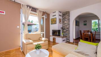 Televisie, een open haard en een stereo