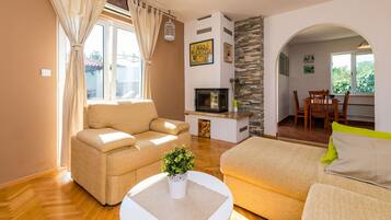 Televisie, een open haard en een stereo