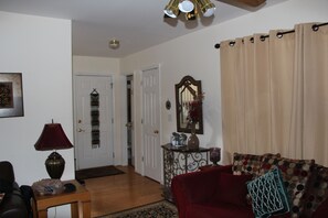 تلفزيون، مدفأة، كُتُب