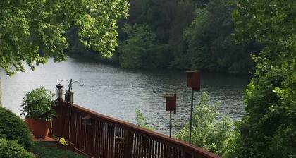 3 bedrooms Lake Front house Near Down Town & UVA