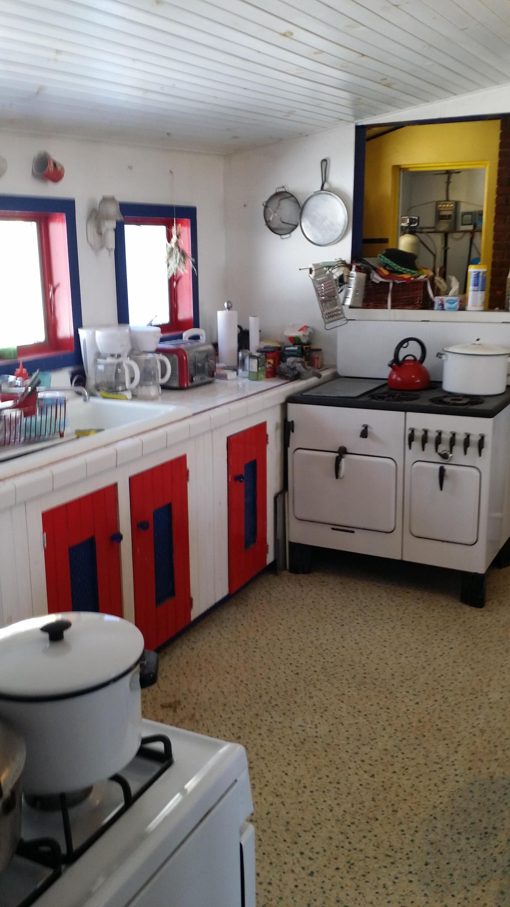 1910 Whimsical 6 bedroom, 2 bath, great porch, fireplace, spacious , near skiing