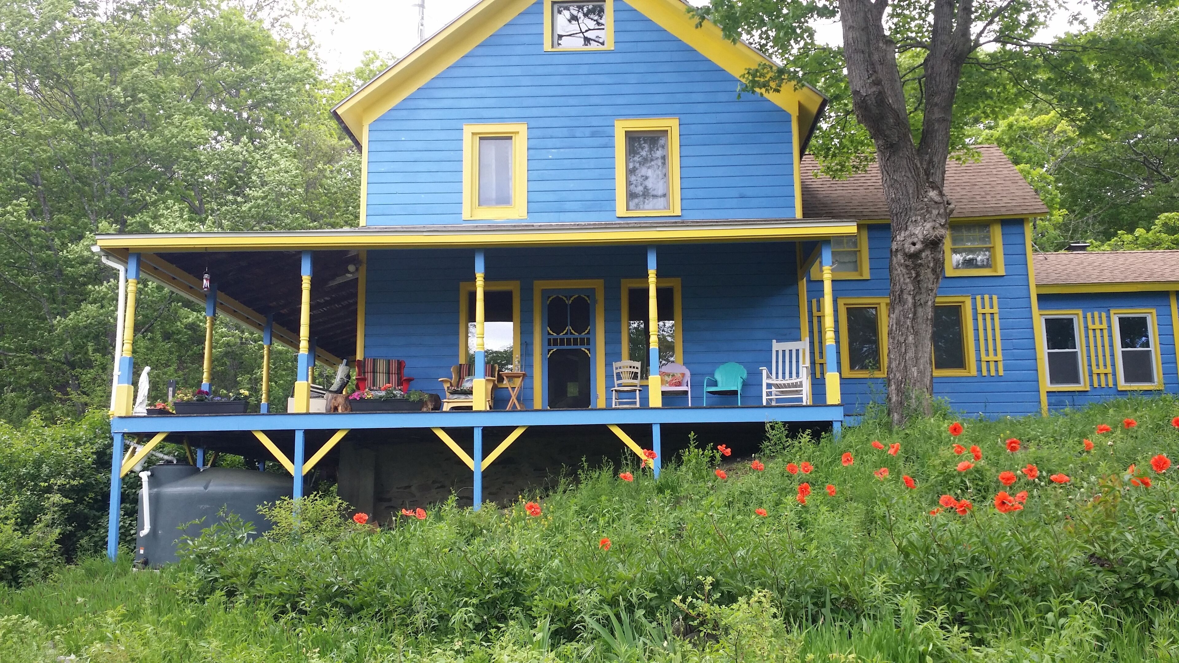 1910 Whimsical 6 bedroom, 2 bath, great porch, fireplace, spacious , near skiing